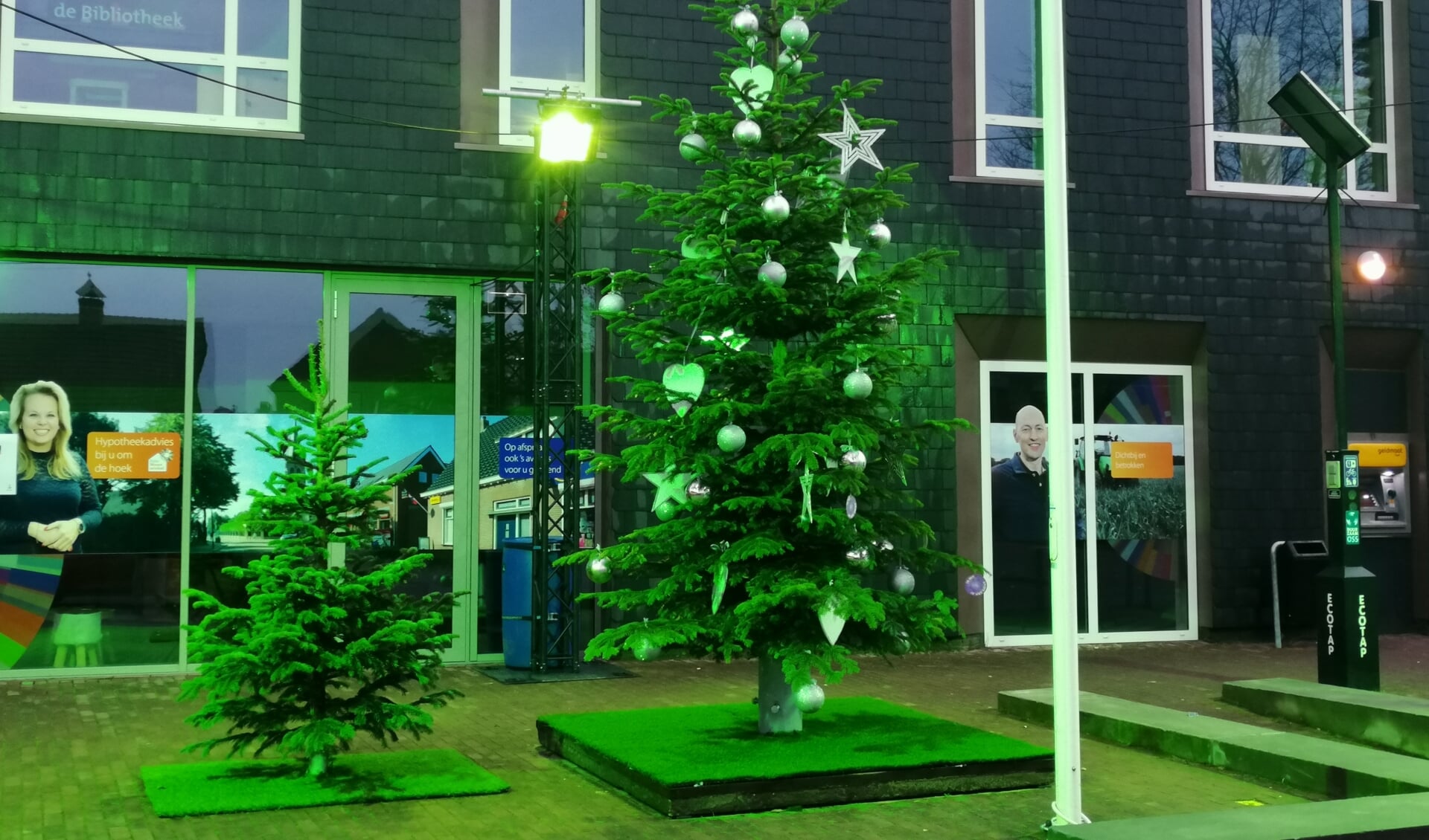 De kerstboom voor de Rabobank in Berghem.