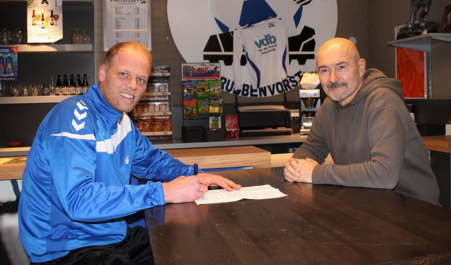 Tim Driessen (links) gaat aan de slag bij VV Heijen.