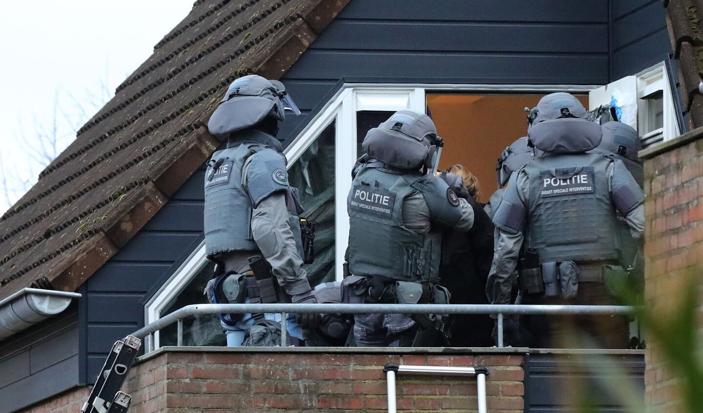 Arrestatieteam en onderhandelaar bij woning Ussenstraat. (Foto: Charles Mallo/Foto Mallo)