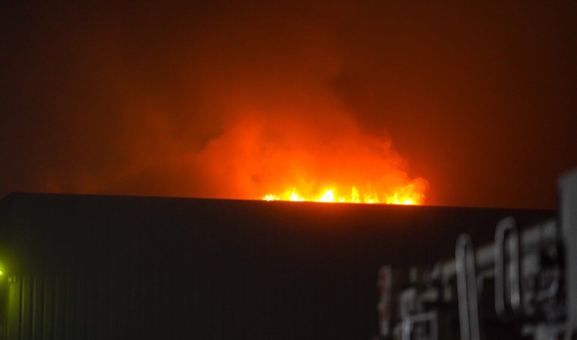 Uitslaande brand bij Meubitrend in Oss. (Foto: Gabor Heeres, Foto Mallo)