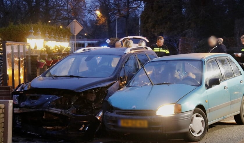Beide voertuigen worden afgesleept.