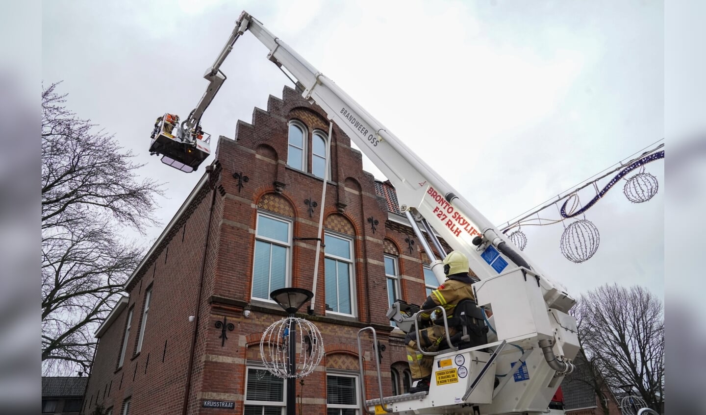 De brandweer bij Van der Krabben Makelaardij. (Foto: Gabor Heeres, Foto Mallo)