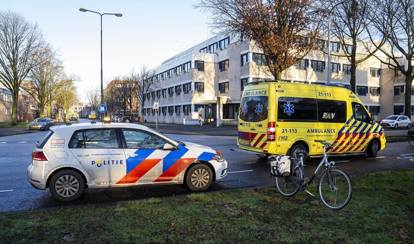Vrouw gewond bij ongeval voor politiebureau. (Foto: Gabor Heeres, Foto Mallo)