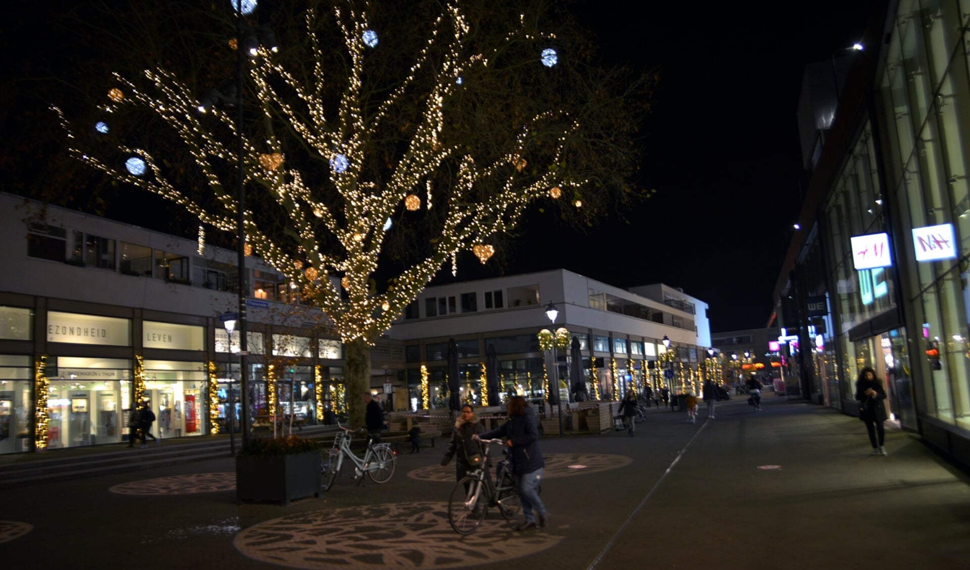 Het is momenteel sfeervol shoppen in een centrum vol lichtjes. (foto: Henk Lunenburg)
