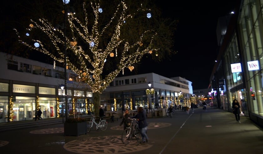 <p>Het is momenteel sfeervol shoppen in een centrum vol lichtjes. (foto: Henk Lunenburg)</p>  