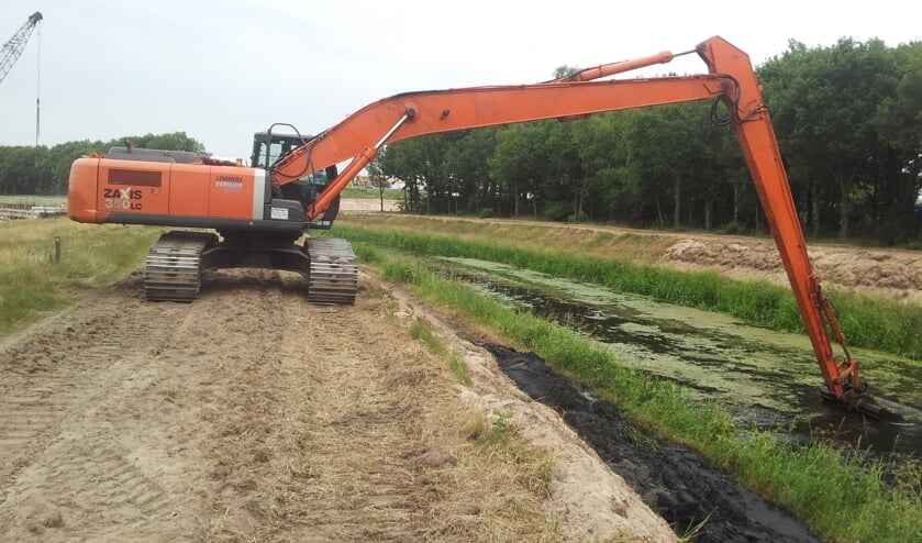 <p>Baggeren in het Peelkanaal in Mill.</p>