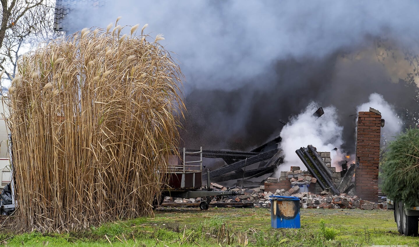 Grote brand in loods Amsteleindstraat. (Foto: Gabor Heeres, Foto Mallo)