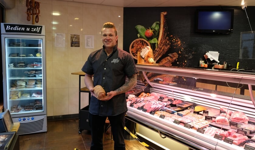 Alex van Deursen van Meat Monkey, met in zijn handen de rollade voor de kerstactie.