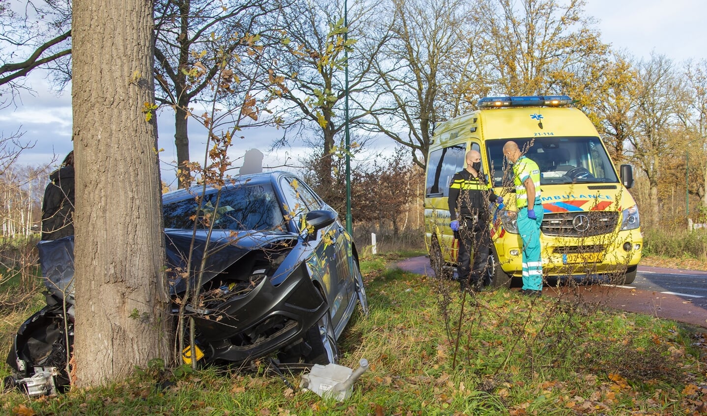 Auto zwaar beschadigd bij eenzijdig ongeval in Heesch. (Foto: Charles Mallo)