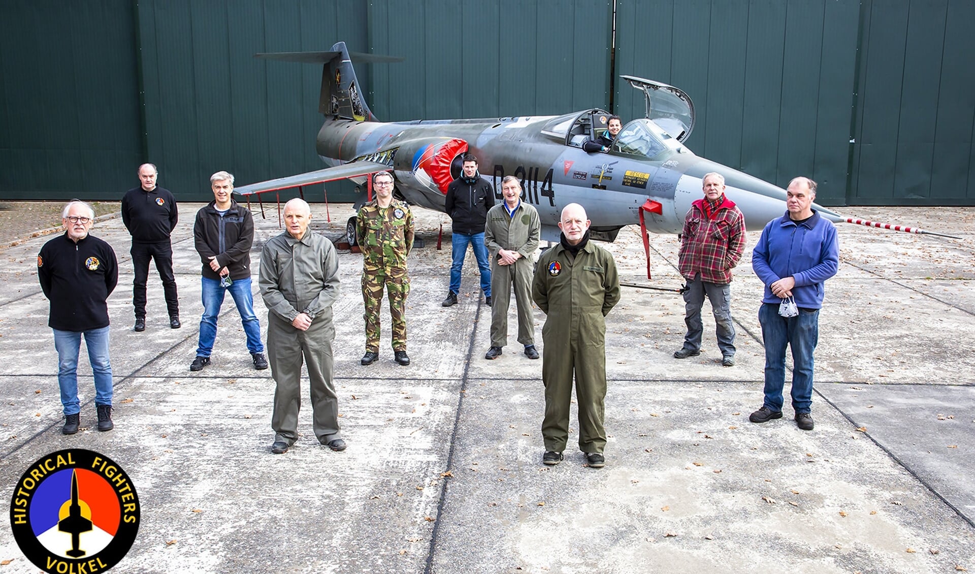 Een aantal medewerkers van de werkgroep van de Historische Vliegtuigen Volkel. (foto: Michael de Boer)