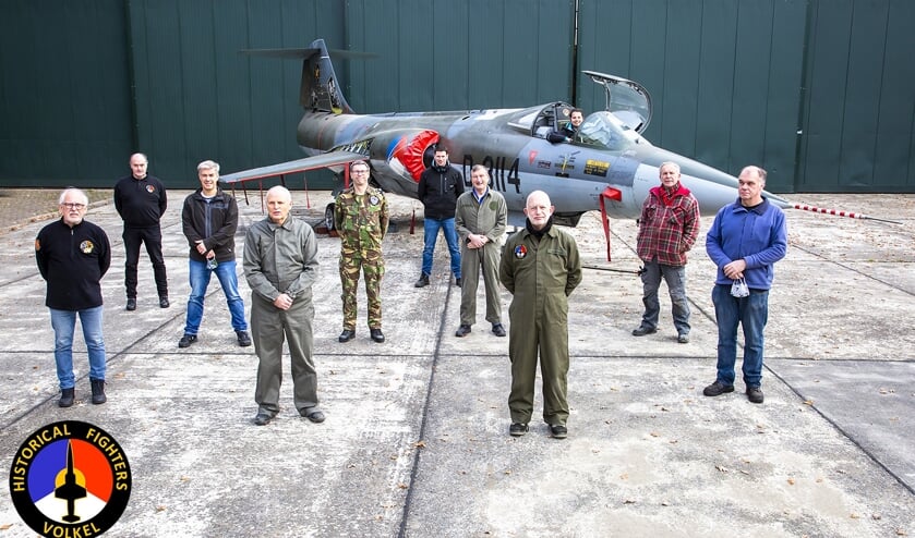<p>Een aantal medewerkers van de werkgroep van de Historische Vliegtuigen Volkel. (foto: Michael de Boer)</p>