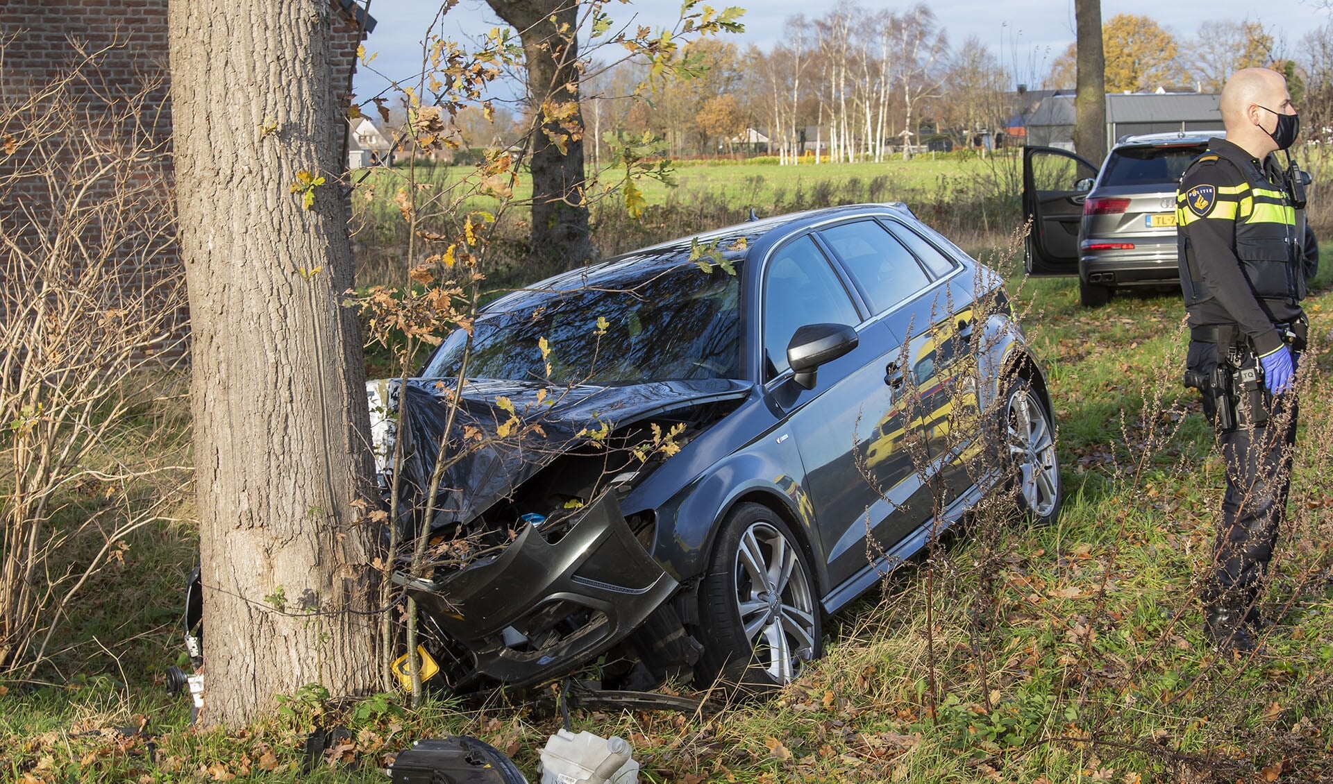 Auto zwaar beschadigd bij eenzijdig ongeval in Heesch. (Foto: Charles Mallo)