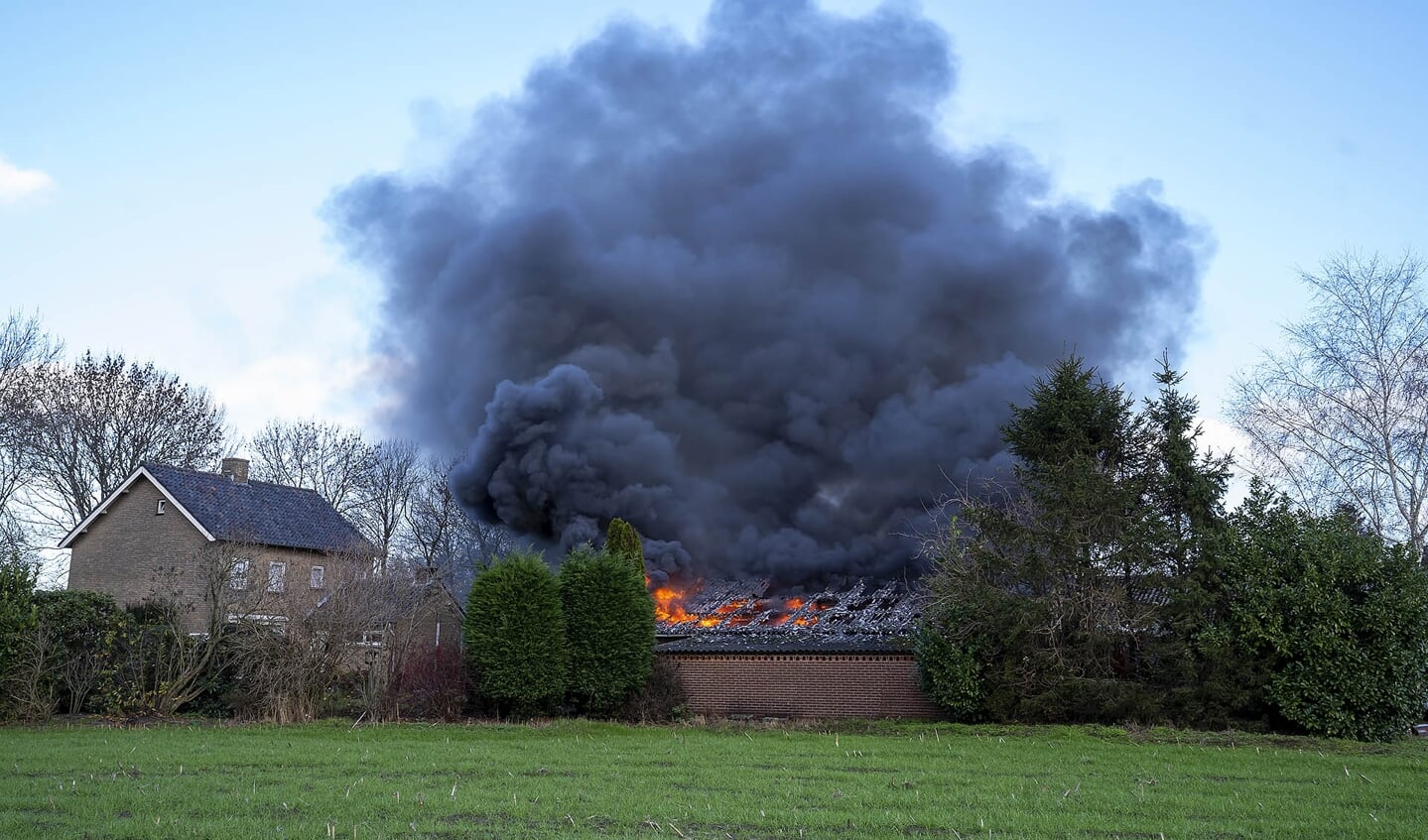 Grote brand in loods Amsteleindstraat. (Foto: Gabor Heeres, Foto Mallo)