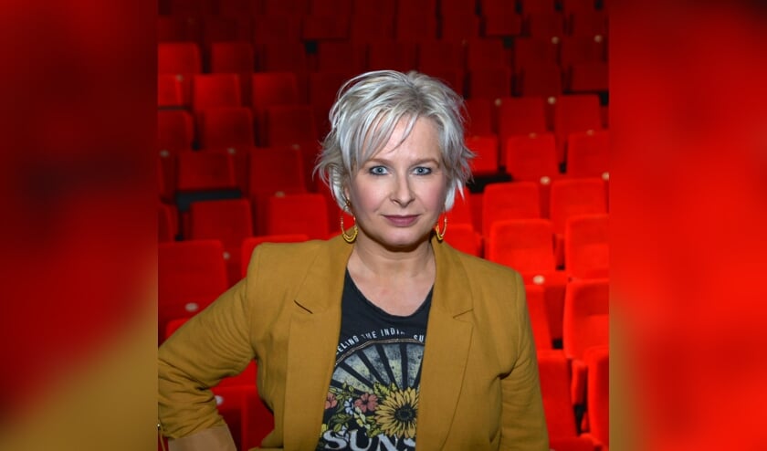 <p>Sofie in de lege zaal van Markant die ze graag zo snel mogelijk weer gevuld ziet. (foto: Henk Lunenburg)</p>