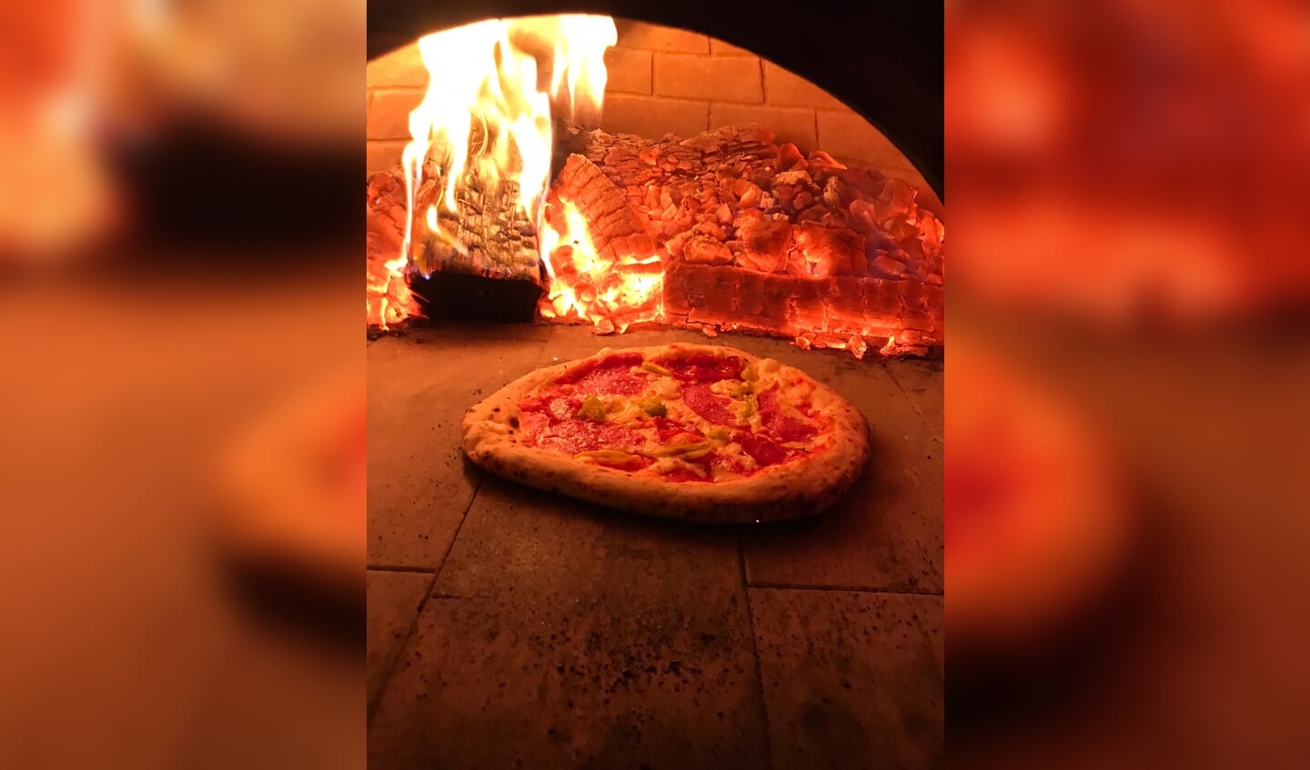 Pizza uit de hout gestookte steenoven. 