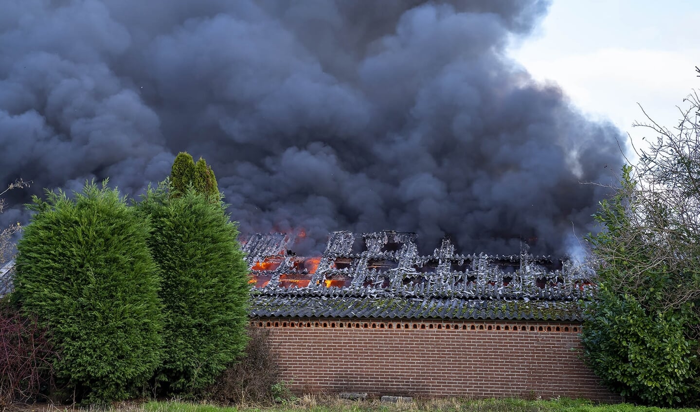 Grote brand in loods Amsteleindstraat. (Foto: Gabor Heeres, Foto Mallo)