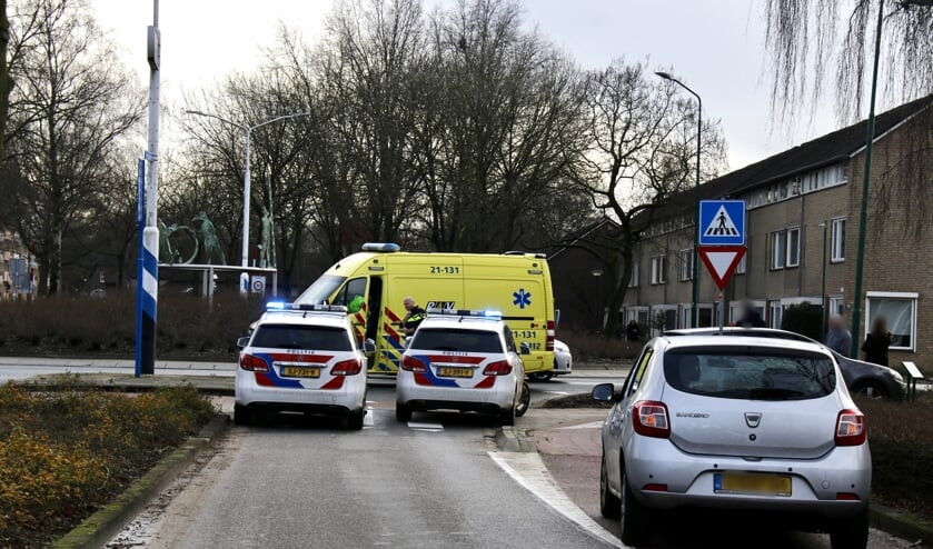 De wielrenner is per ambulance naar het ziekenhuis gebracht.