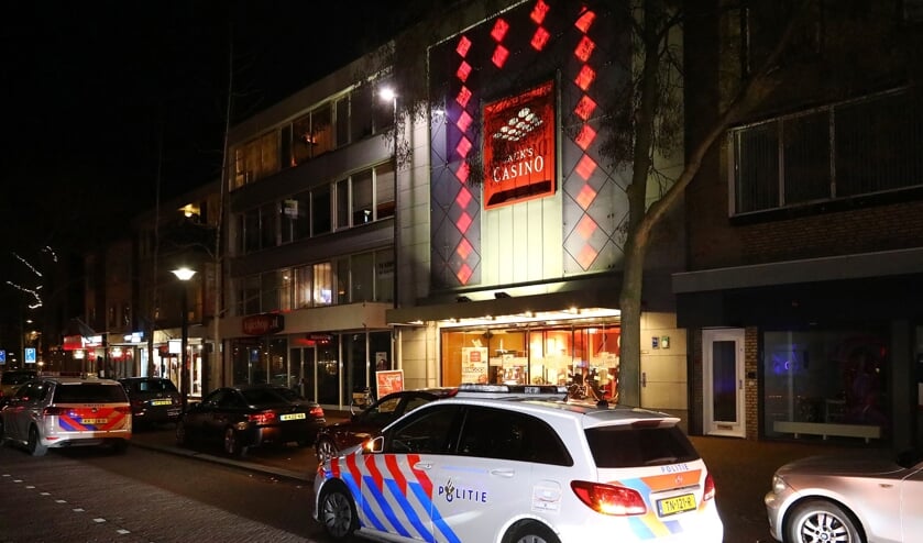 Politie voor het pand van Jack's Casino Oss. Foto: Charles Mallo/Foto Mallo