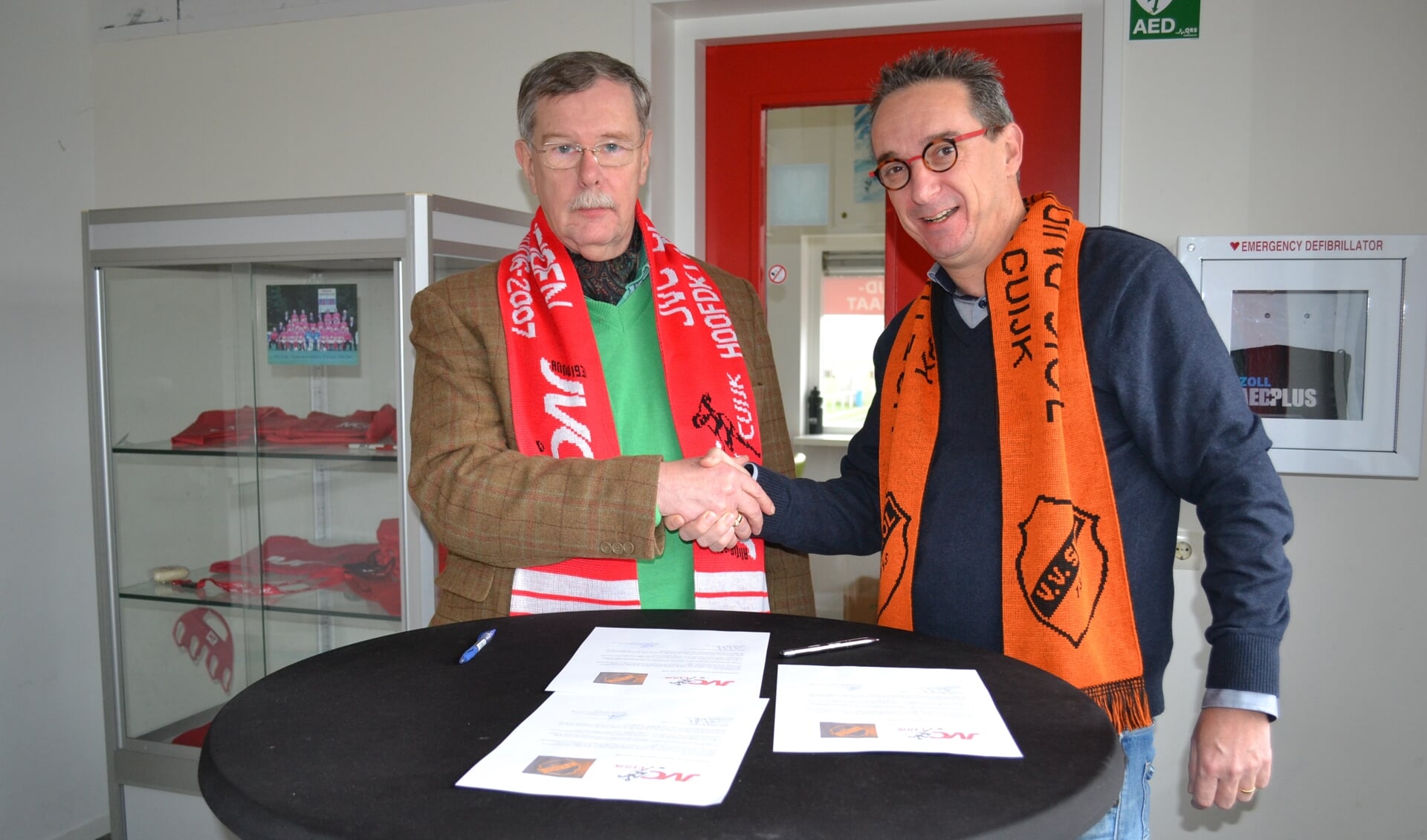 De voorzitters Ton van Elk de Freese (JVC Cuijk) en Rob Hoffmann (SIOL) tekenden in december 2018 al een intentieovereenkomst om nadrukkelijker met elkaar samen te werken. (foto: Gerno de Haas)