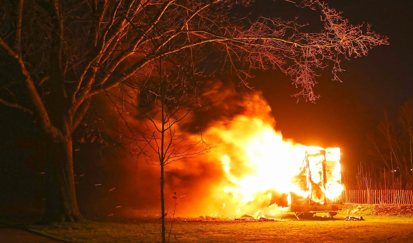 Bouwkeet in Elzeneindpark uitgebrand. (Foto: Gabor Heeres / Foto Mallo)
