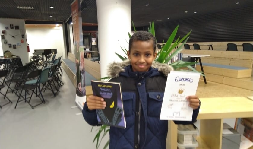 Bilaal in de bieb.