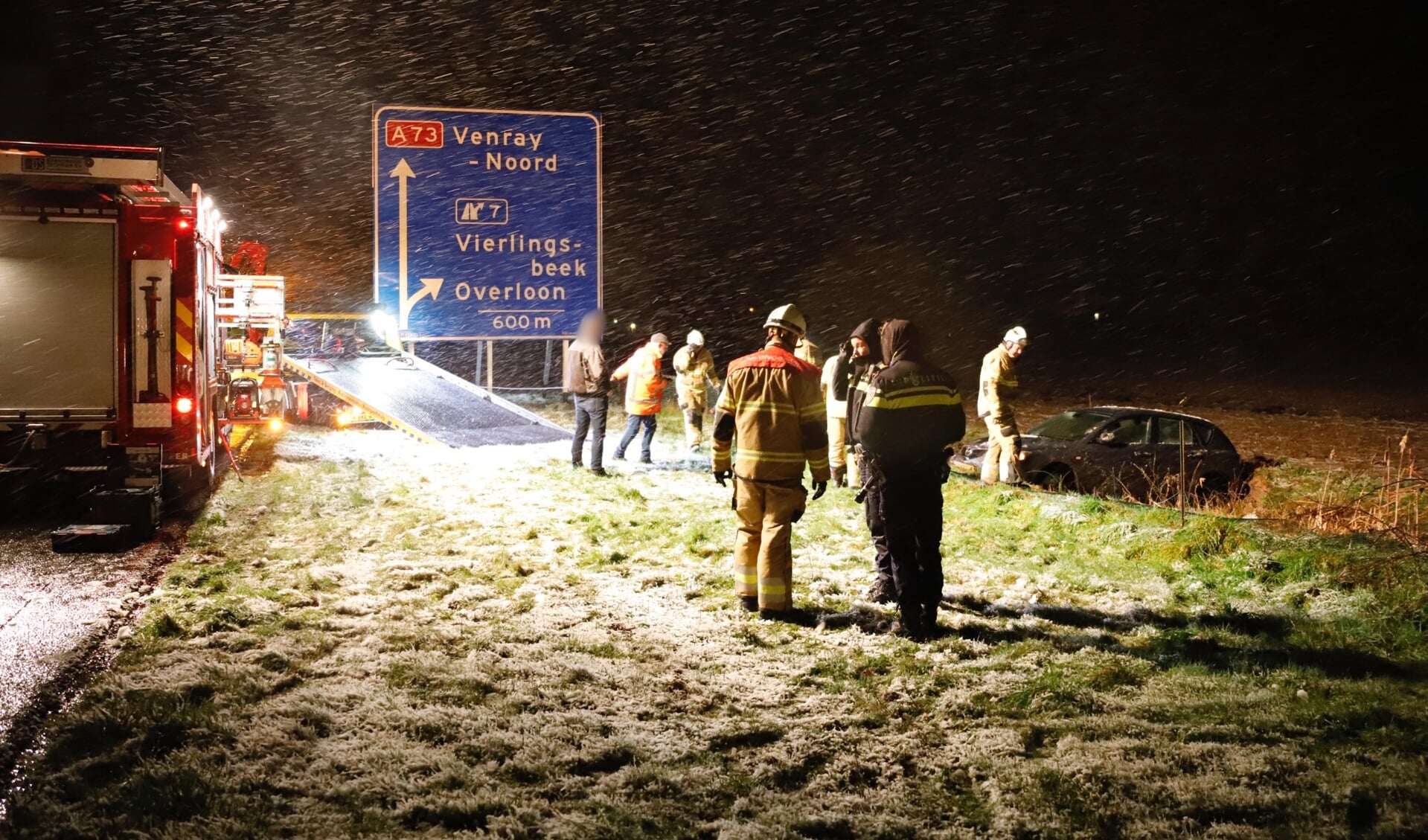 Automobilist belandt naast snelweg bij Vierlingsbeek.