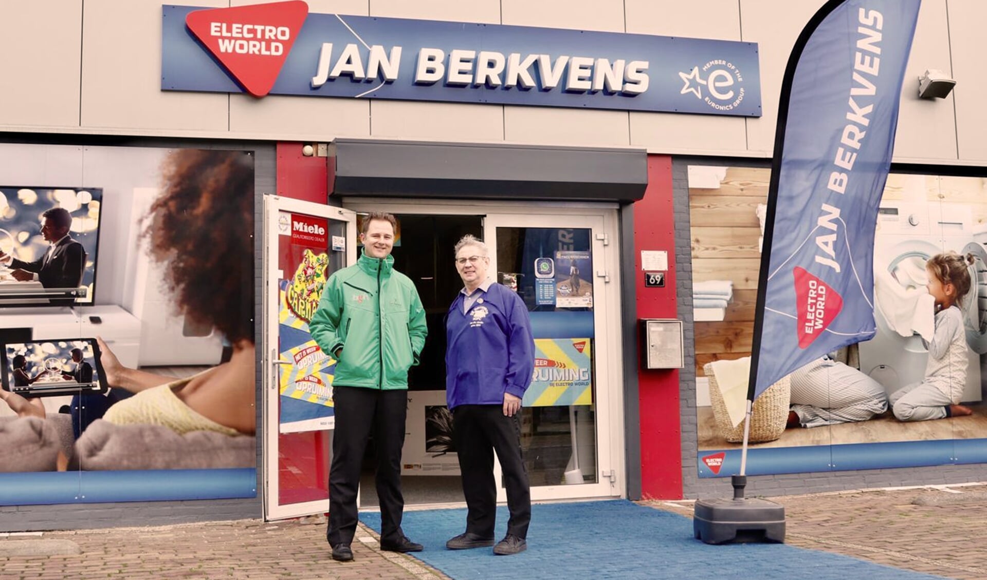 Sponsor Jan Berkvens en Richard Verkuijlen (links) bij het pand van Jan Berkvens Electro World. (tekst: Jos Gröniger/foto: BCV De Geitenbok)