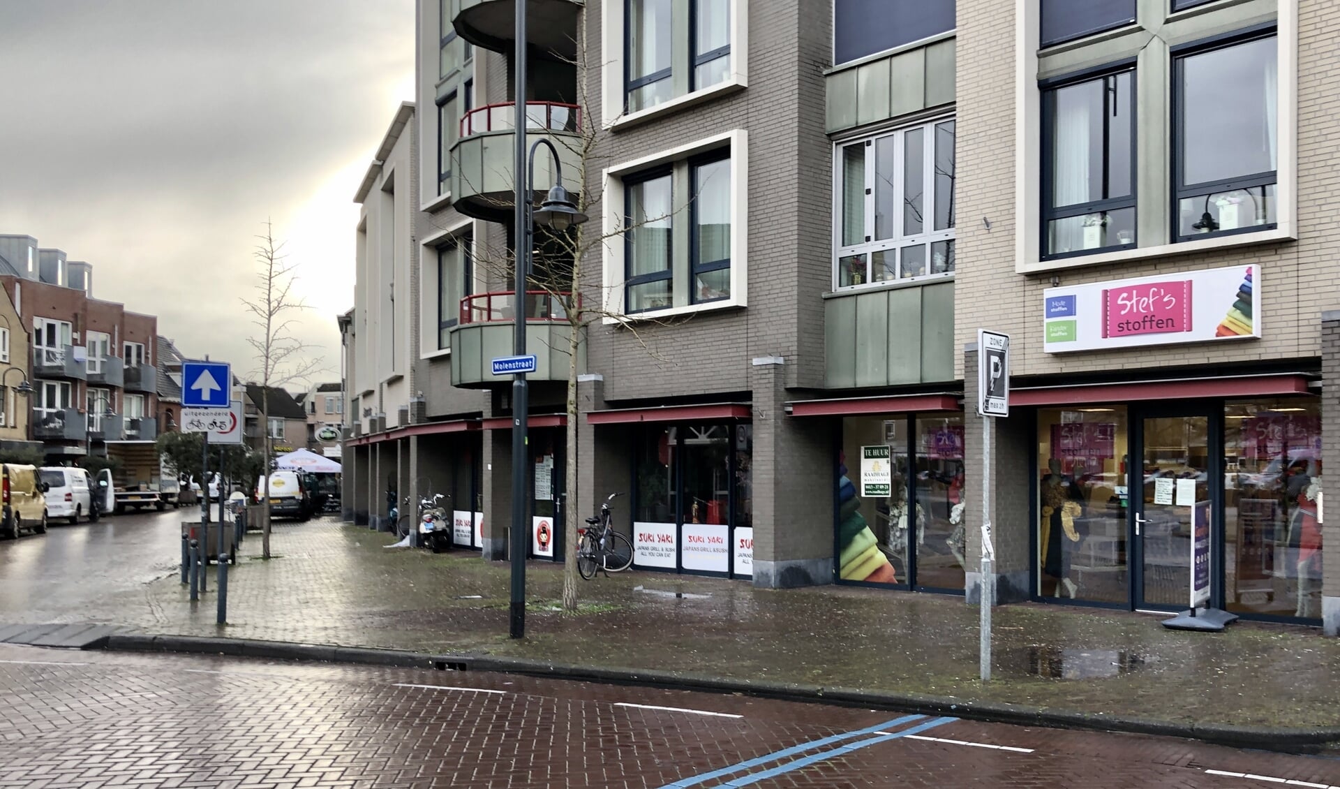 Stef's Stoffen zit in Veghel naast Suki Yaki vlakbij de kruising Meijerijstraat en Molenstraat.