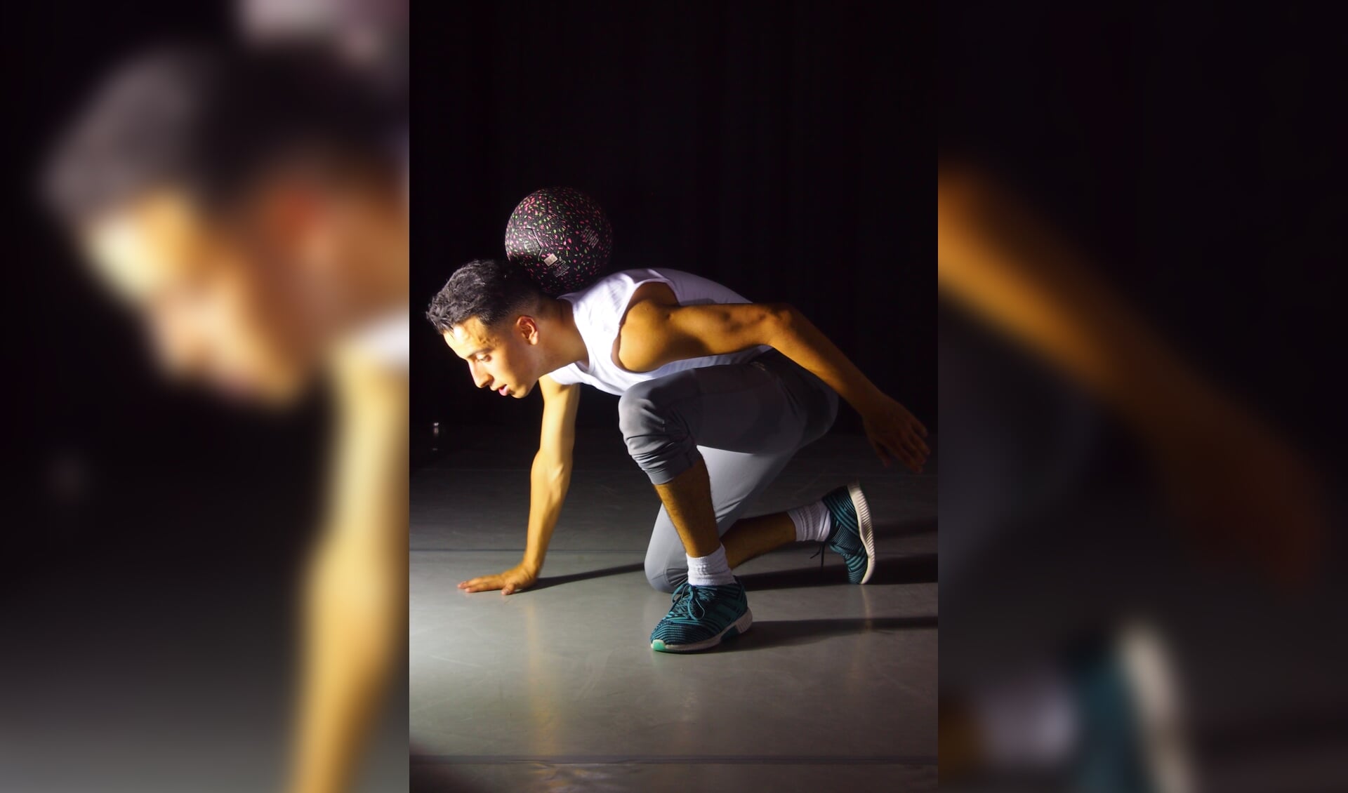 In zijn voorstelling 'Ball' combineert Nasser El Jackson tricks en dans in een spectaculaire choreografie.