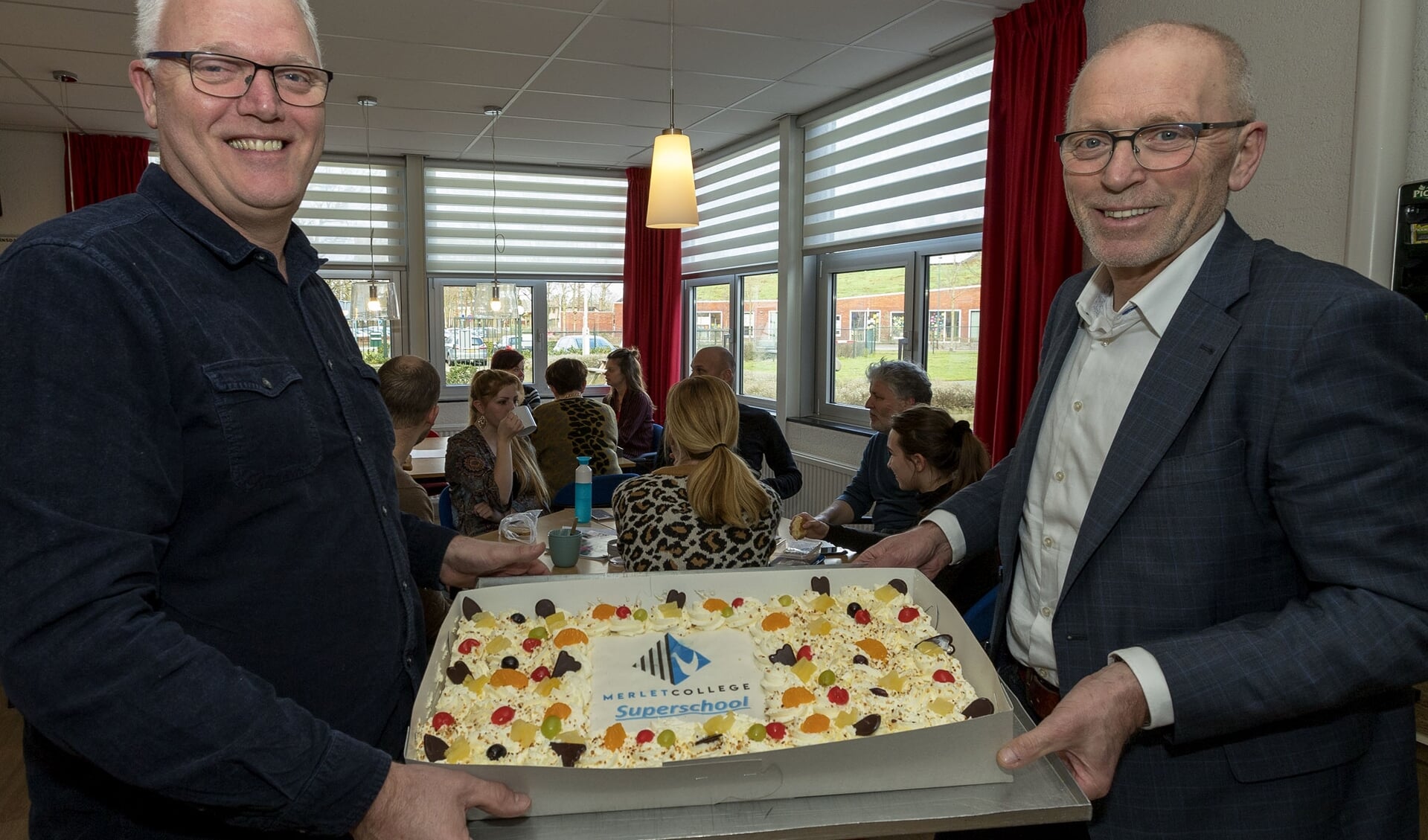 Wethouder Erik van Daal overhandigde Merletcollege Mill-directeur Menno van Halem (links) een taart voor het behalen van de status 'superschool'. (foto: SK-Media)