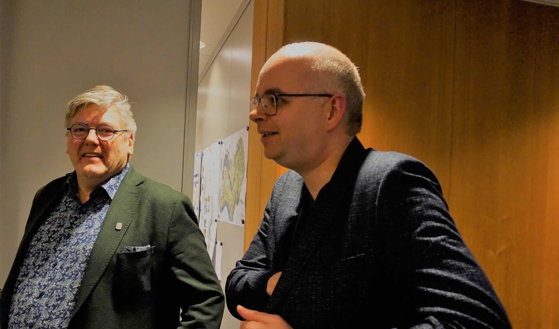 Wethouder Ben Peters (CDA) met gemeenteraadslid Roland Eijbersen (CDA) direct na het bekend maken van zijn aftreden.