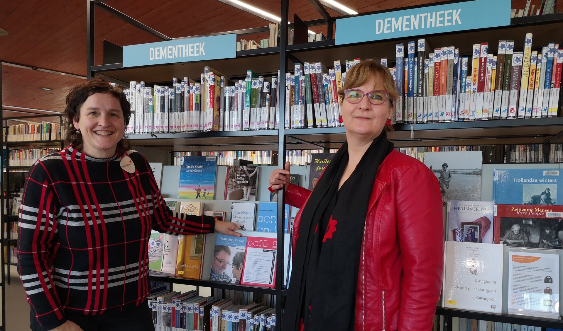 Yvonne de Groot van bibliotheek Uden en Corine de Sterker van Alzheimer Nederland.