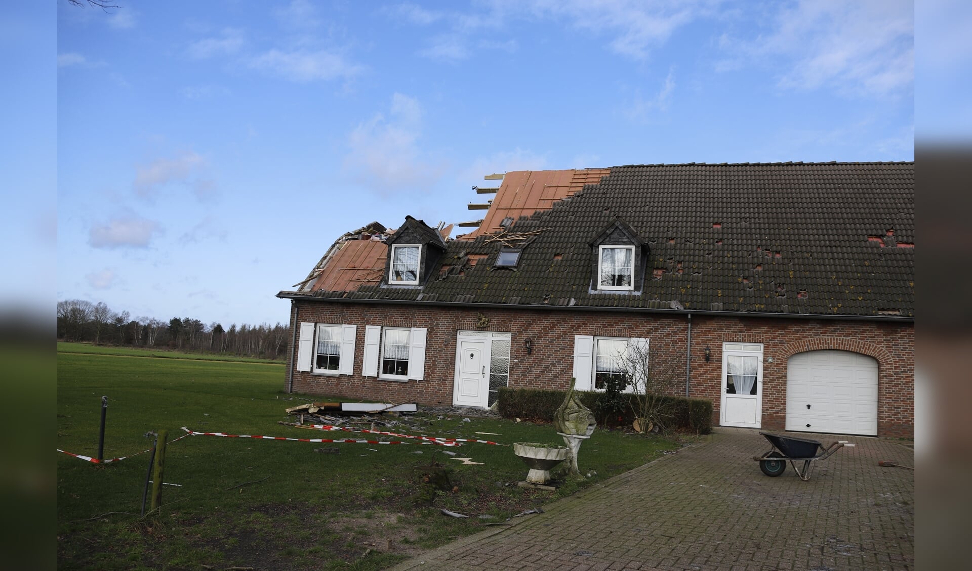 Flinke stormschade aan woning in Landhorst