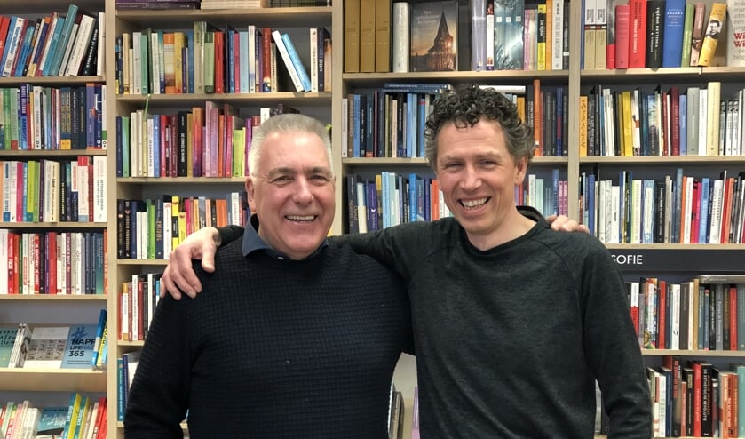 Frans van Dinter (l) en nieuwe eigenaar Martien Peters in de winkel waar nonsens en no nonsens bij elkaar komen. (foto: Jos Gröniger)