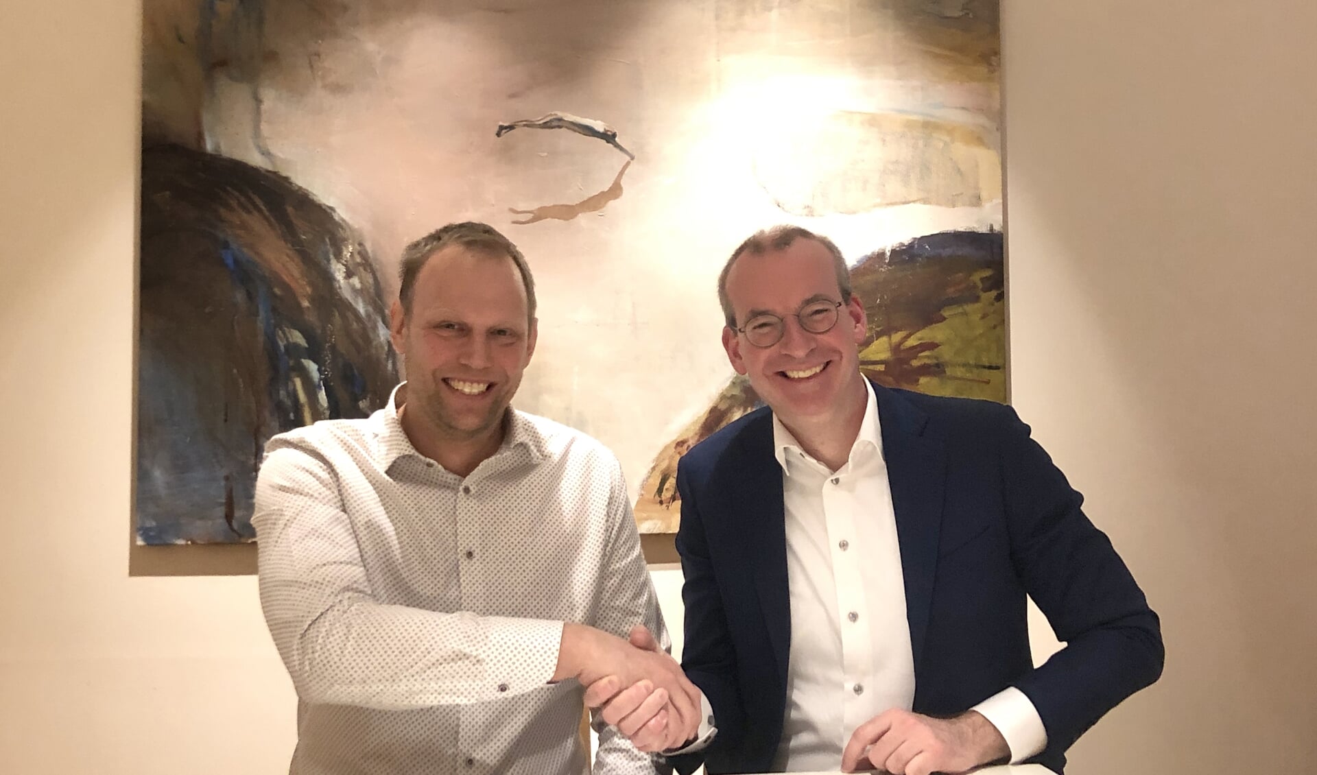 Rico Daandels en Sverker Larsson ondertekenen de overeenkomst.