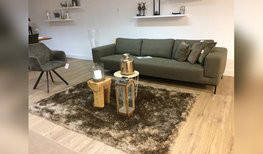 De volledige showroom met kwaliteitsmeubelen wordt aangeboden met hoge kortingen.
