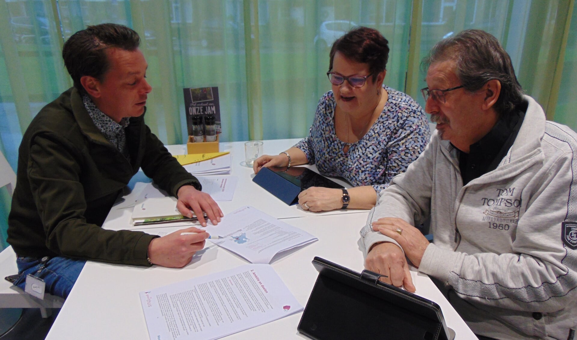 Gijs Gerrits (links) in overleg met bestuursleden Marion Scholten en Cees De Roij (foto: Dorry Smeets)