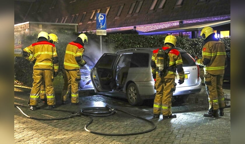 Autobrand in Berghem. (Foto: Gabor Heeres, Foto Mallo)