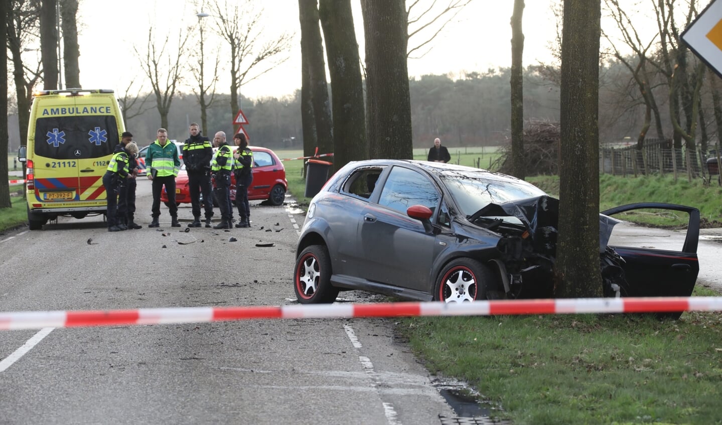 Gewonden bij ongeval op kruising Berghemseweg - Koolwijksestraat. (Foto: Gabor Heeres, Foto Mallo)