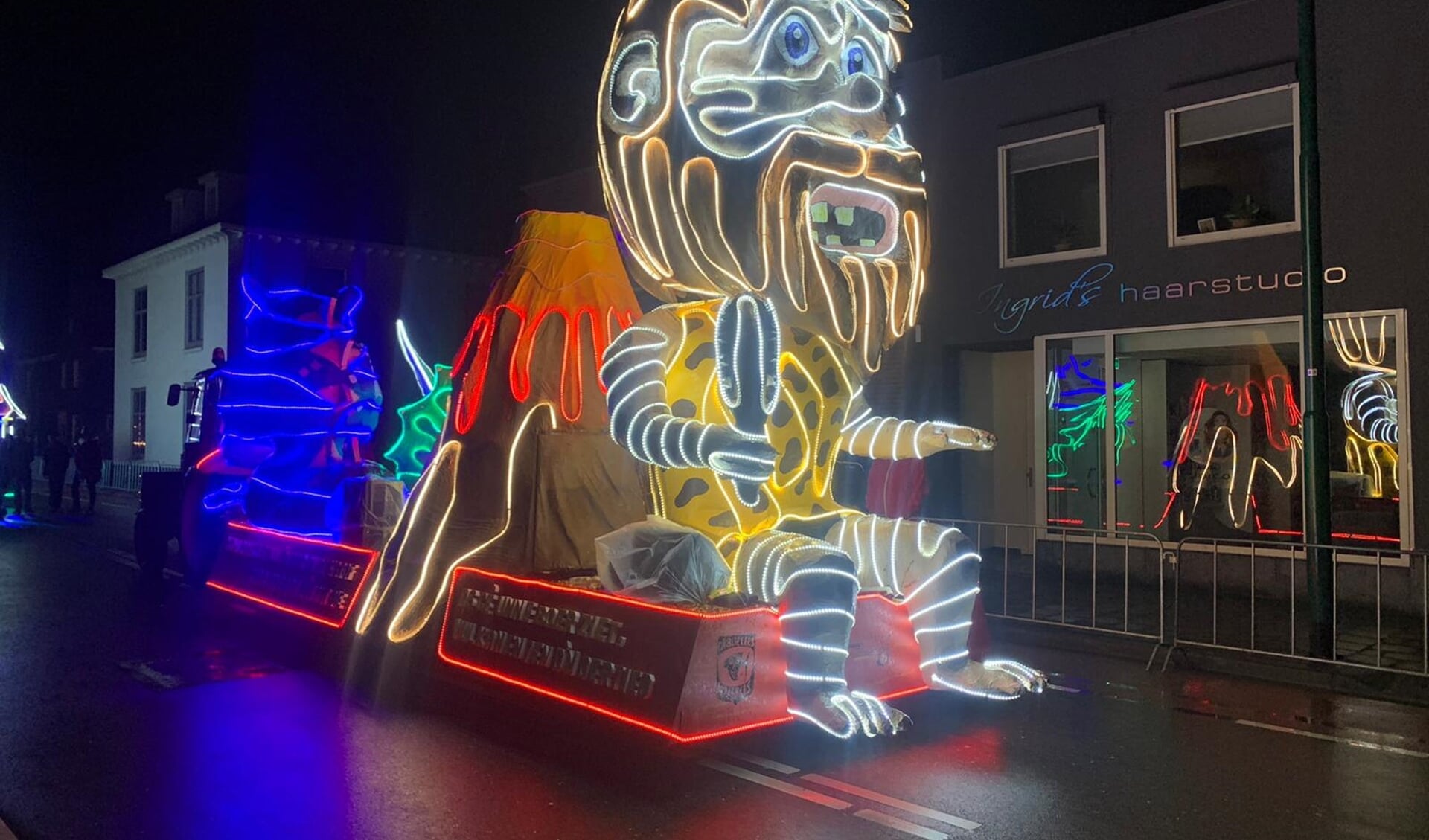 De lichtjesoptocht in Boxmeer is één van de grootste carnavalsevenementen in de regio.