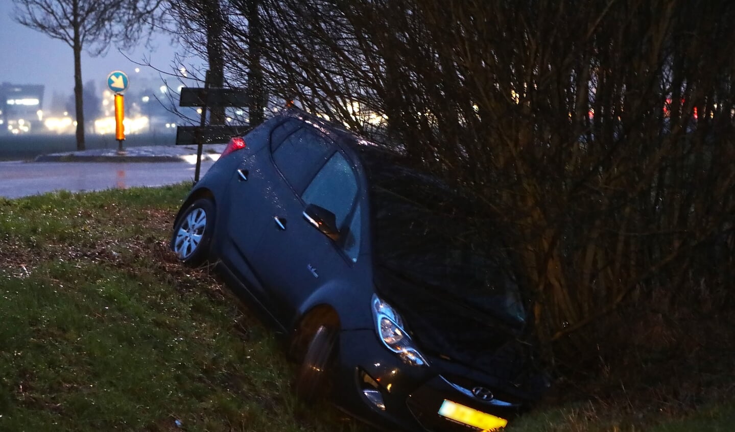 Lege auto aangetroffen in de sloot langs Berghemse Broekstraat. (Foto: Gabor Heeres, Foto Mallo)
