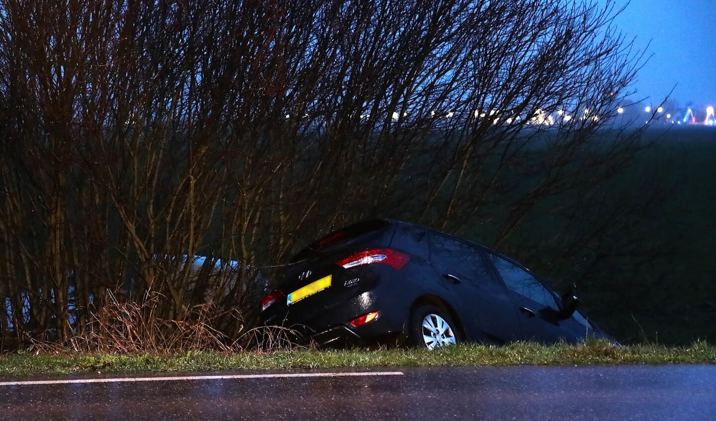 Lege auto aangetroffen in de sloot langs Berghemse Broekstraat. (Foto: Gabor Heeres, Foto Mallo)