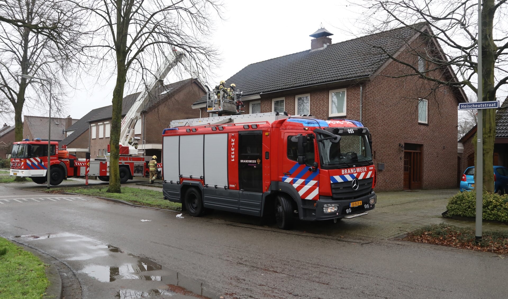 Brandweer opgeroepen voor schoorsteenbrand in Heischeutstraat. (Foto: Gabor Heeres, Foto Mallo)