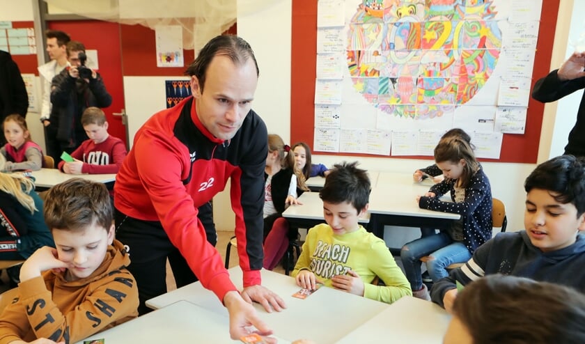<p>Niels Fleuren op bezoek bij OBS Mettegeupel.</p>