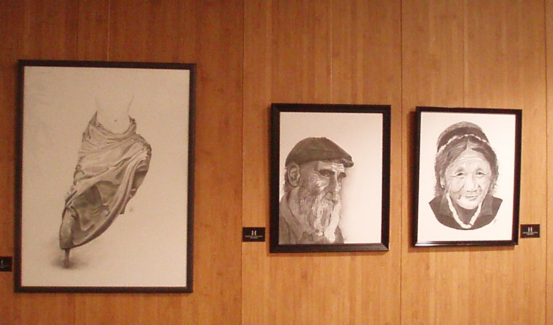 Houtskooltekeningen van Jozine Pepers te zien tijdens de tentoonstelling in Simeonshof. 