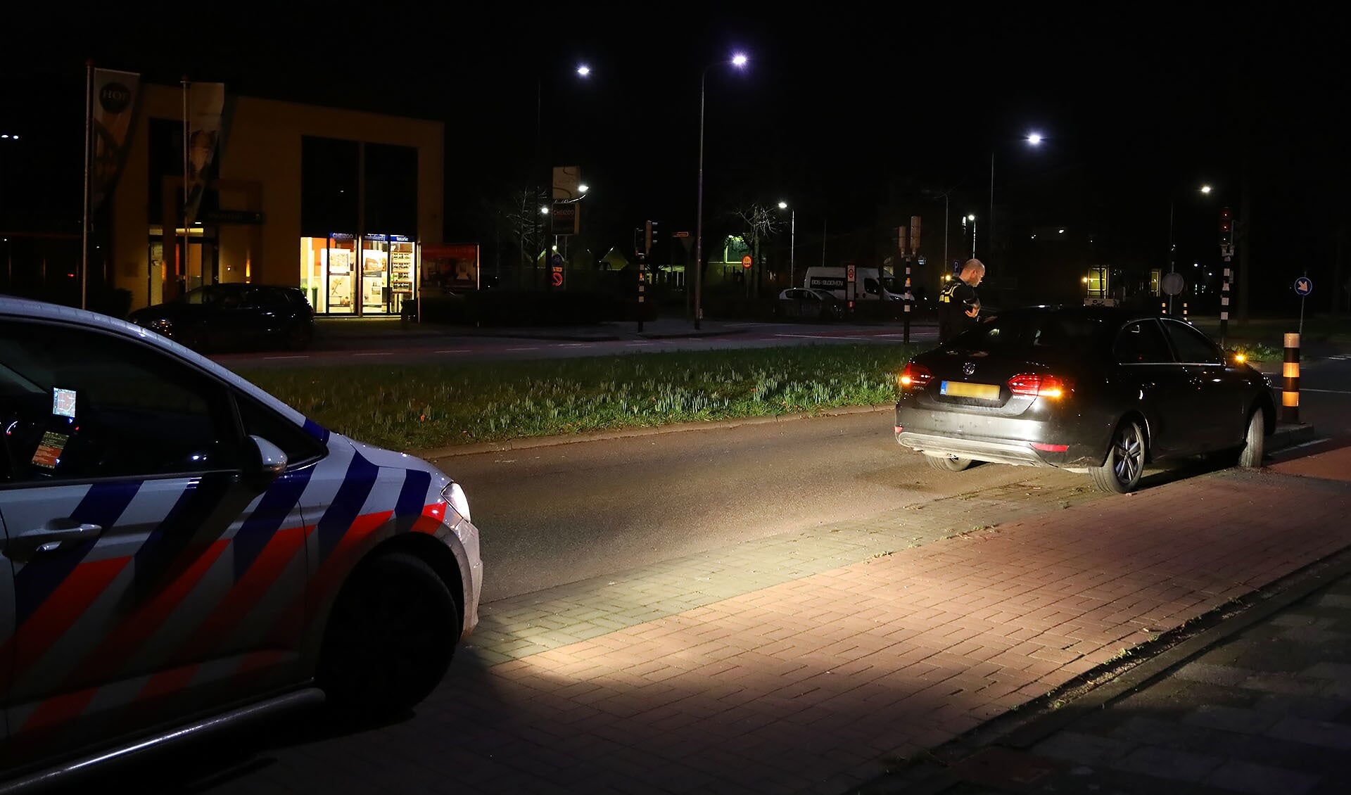 Automobilist slaapt verder achter het stuur nadat hij ongeval veroorzaakt in Oss. (Foto: Gabor Heeres, Foto Mallo)