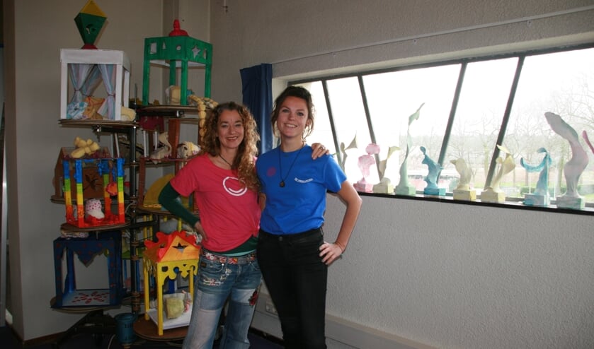Helga Verheugd (links) en Connie Vissers van De Vrolijkheid geven creatieve workshops op het asielzoekerscentrum in Overloon. 'We bieden een veilige omgeving tijdens periodes vol onzekerheid.'