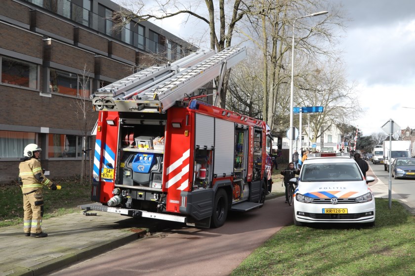 De brandweer op de hoek van de Wethouder van Eschstraat. (Foto: Gabor Heeres, Foto Mallo)