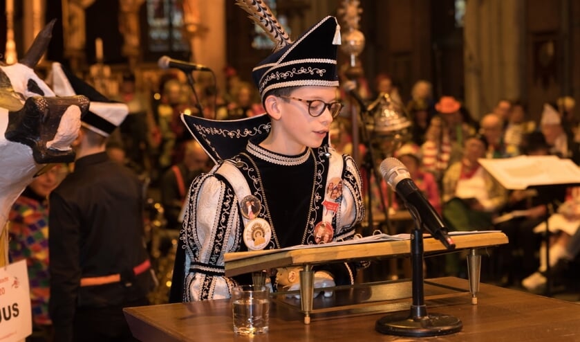 Jeugdprins Milan D'n Urste aan de lezenaar tijdens de mis