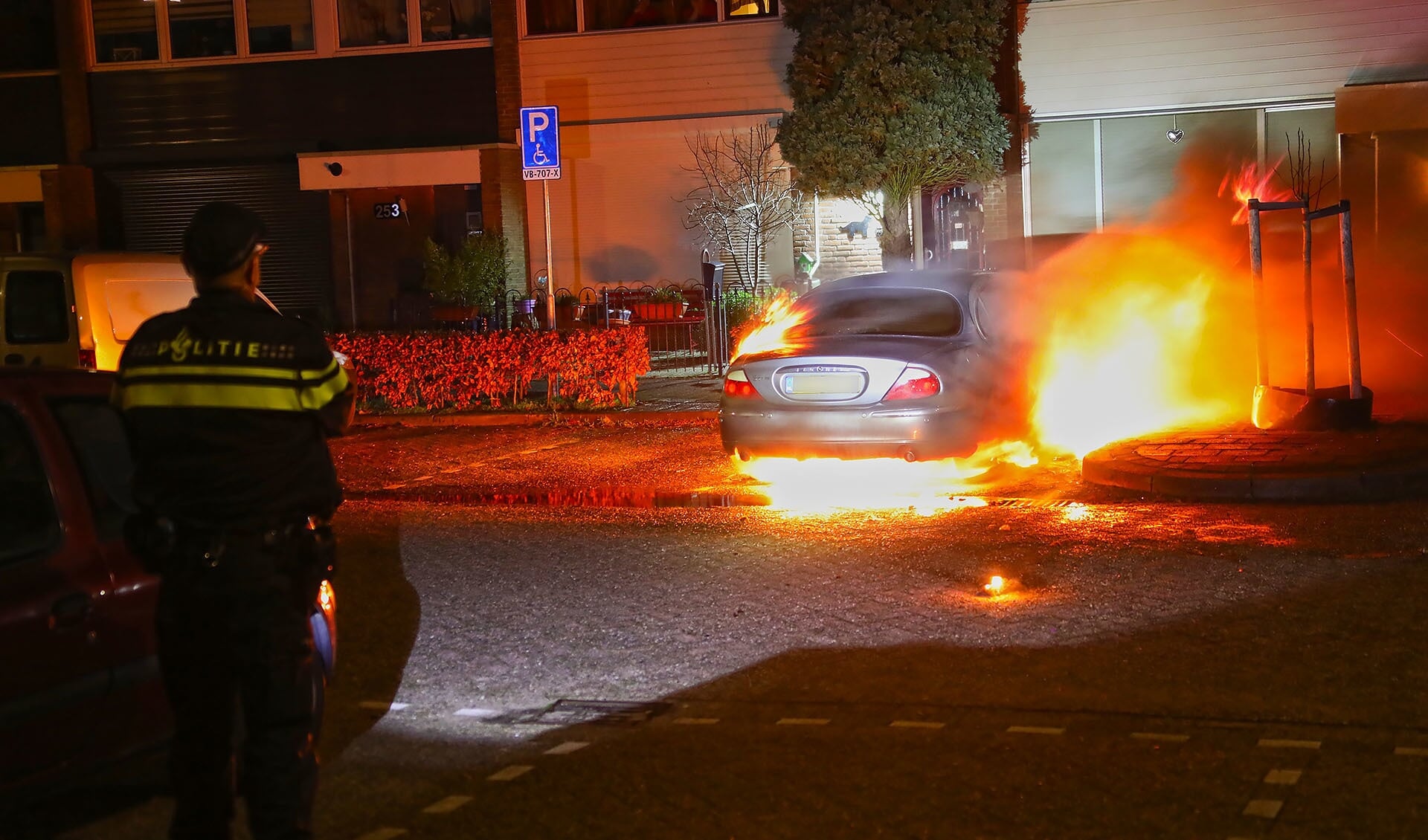 Auto uitgebrand in Wagenaarstraat; politie doet onderzoek. (Foto: Gabor Heeres, Foto Mallo)